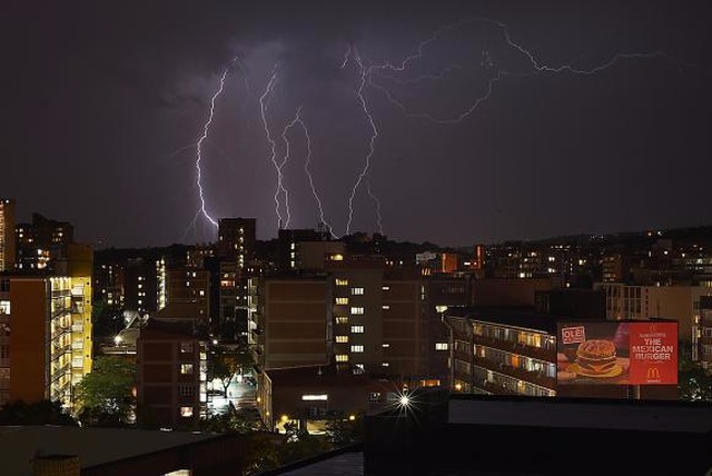 Sistema de detecção de raios do Brasil melhora alertas para salvar vidas Levantamento do Inpe revela que o Brasil teve, em média, nos últimos seis anos, 77,8 milhões de raios por ano.(Foto: Marcello Casal Jr/Agência Brasil)