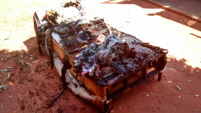 O que restou do colchão de solteiro, após uma vela acesa e manuseada pela criança de seis anos que deixou cair. (Foto: 5º GBM de Três Lagoas)