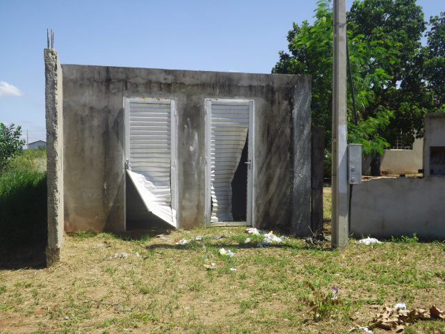 Imóveis sujos e matagal em terrenos contribuem para a proliferação da Dengue A demora no término, a falta de vigilância noturna no prédio em construção deixa o imóvel vulnerável ao vandalismo, prejuízo aos cofres públicos e para a população que tem de ser atendida em outros bairros (Foto:Laryssa de Andrade)