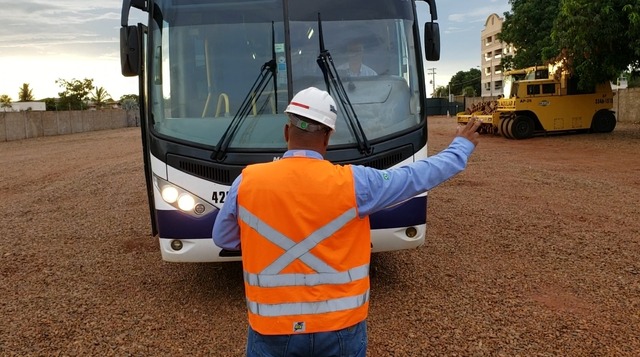 Inspeções de transporte de passageiros devem levar em conta itens de segurança e manutenção Inspetor faz teste de luzes em ônibus no pátio da TL Inspeções Técnicas. Foto: Ricardo Ojeda