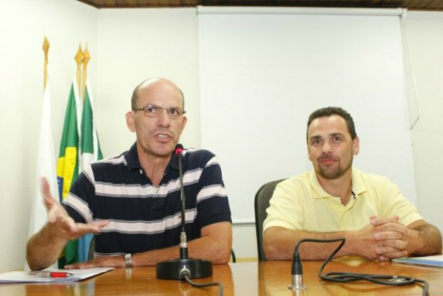 Prefeitos acusam governo de atrasar repasse e paralisar obras em MS Prefeito de Amambai, Sérgio Barbosa, fala em evento da Assomasul. (Foto: Chico Ribeiro)