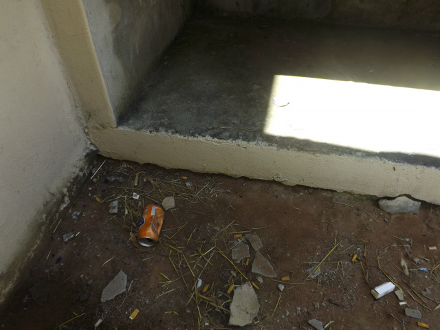 Imóveis sujos e matagal em terrenos contribuem para a proliferação da Dengue A obra abandonada serve de refúgio para usuários de drogas, e por várias vezes foram encontrados objetos, e até motocicletas furtadas no local, além de apreensões de pessoas com entorpecentes (Foto:Laryssa de Andrade)