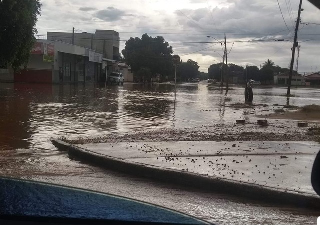 Chove forte e Três Lagoas sofre novamente com alagamentos Foto da rua Antônio Estevan Lea, no Paranapungá, enviada pelo leitor Volnei Becker.