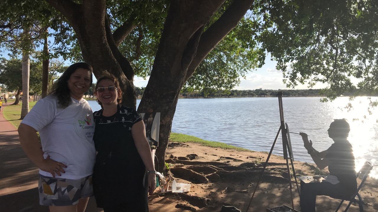 Ao fundo pintor busca retratar a beleza da paisagem que a Lagoa Maior oferece (Foto: Divulgação)