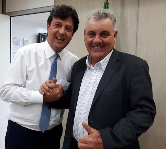 R$ 410 mil viabilizado em Brasília serão usados para mais uma etapa de drenagem e pavimentação O Ministro da Saúde Luiz Henrique Mandetta (esq) e o Prefeito de Três Lagoas, Angelo Guerreiro, em Brasília. Foto: Divulgação