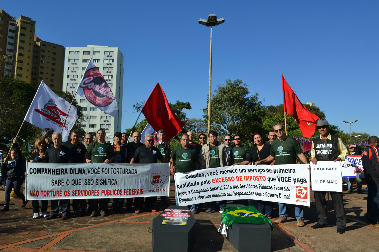 Servidores federais fazem passeata no centro de Campo Grande Compareceram também ao ato, os professores da Reme, em greve desde o dia 25 de maio. (Foto: Sindsep-MS)