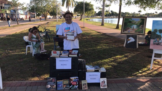 Além das pinturas de telas o visitante tem a opção de ler uma boa  obra emprestando livros disponibilizados pelos participantes (Foto: Jamile Zaguir)