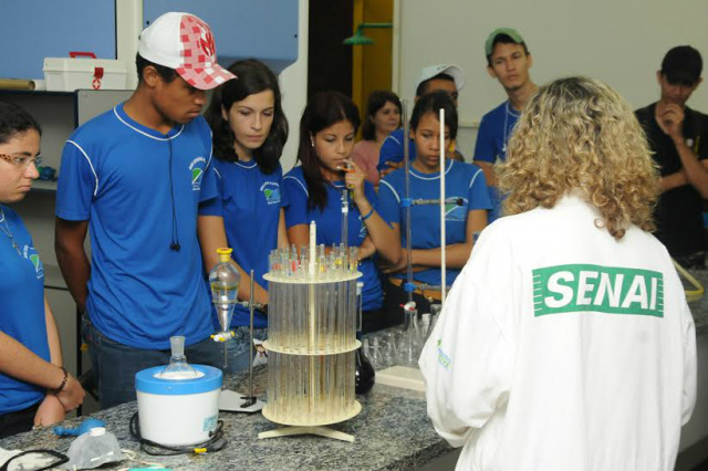 Jovens são orientados sobre escolha de profissão no Senai A intenção é fazer com que as pessoas, além de visitarem, experimentem o que o Senai pode oferecer para melhorar a sua vida (Foto: Divulgação)