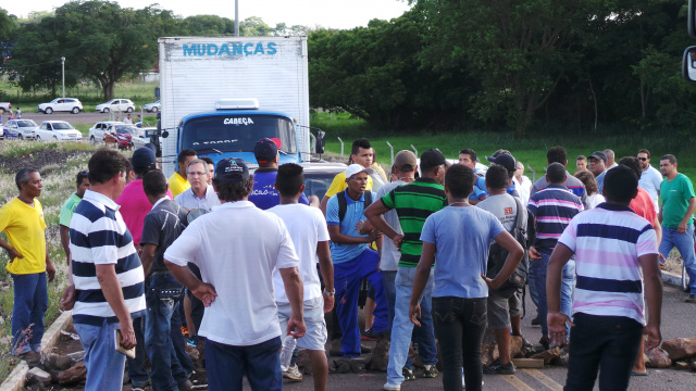 Discussão entre trabalhadores de outras empresas e os manifestantes ficou bastante tensa que culminou com a liberação do trecho que estava bloqueado (Foto: Ricardo Ojeda) 