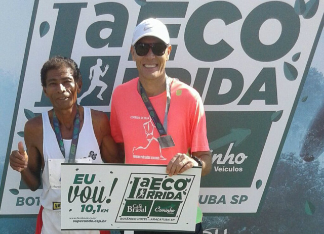 Os atletas Messias Carneiro Dias e Isaque da Silva que representaram Três Lagoas, por meio da Sejuvel, na 1º Eco Corrida, em Araçatuba (Foto: Assessoria)