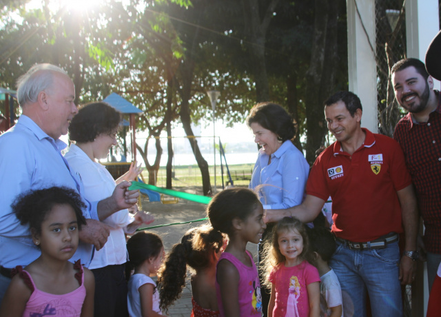 Novo parquinho infantil da Lagoa Maior é inaugurado com alegria e aplausos Marcia Moura puxa a faixa juntamente com a gerente de sustentabilidade da Eldorado, Luciana Bortoluci e vereadores presentes (foto: Fábio Jorge)
