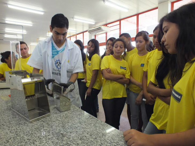 Jovens são orientados sobre escolha de profissão no Senai Em Três Lagoas, estão programadas visitas nas oficinas para demonstração e simulações, bem como apresentação de projetos do Inova Senai nas áreas de celulose e papel (Foto: Divulgação)