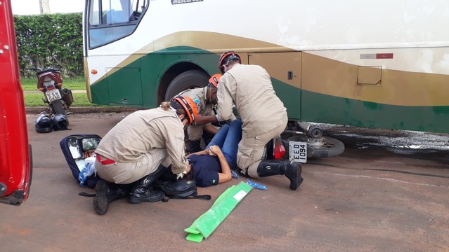 Mulher é arrastada depois de acidente entre ônibus e moto na Avenida Mabel Mulher estava consciente e orientada no momento do resgate. Foto: Corpo de Bombeiros.