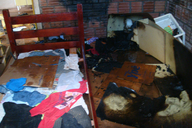 Fogo destruiu objetos que estavam dentro do quarto
Foto: Ollair Nogueira