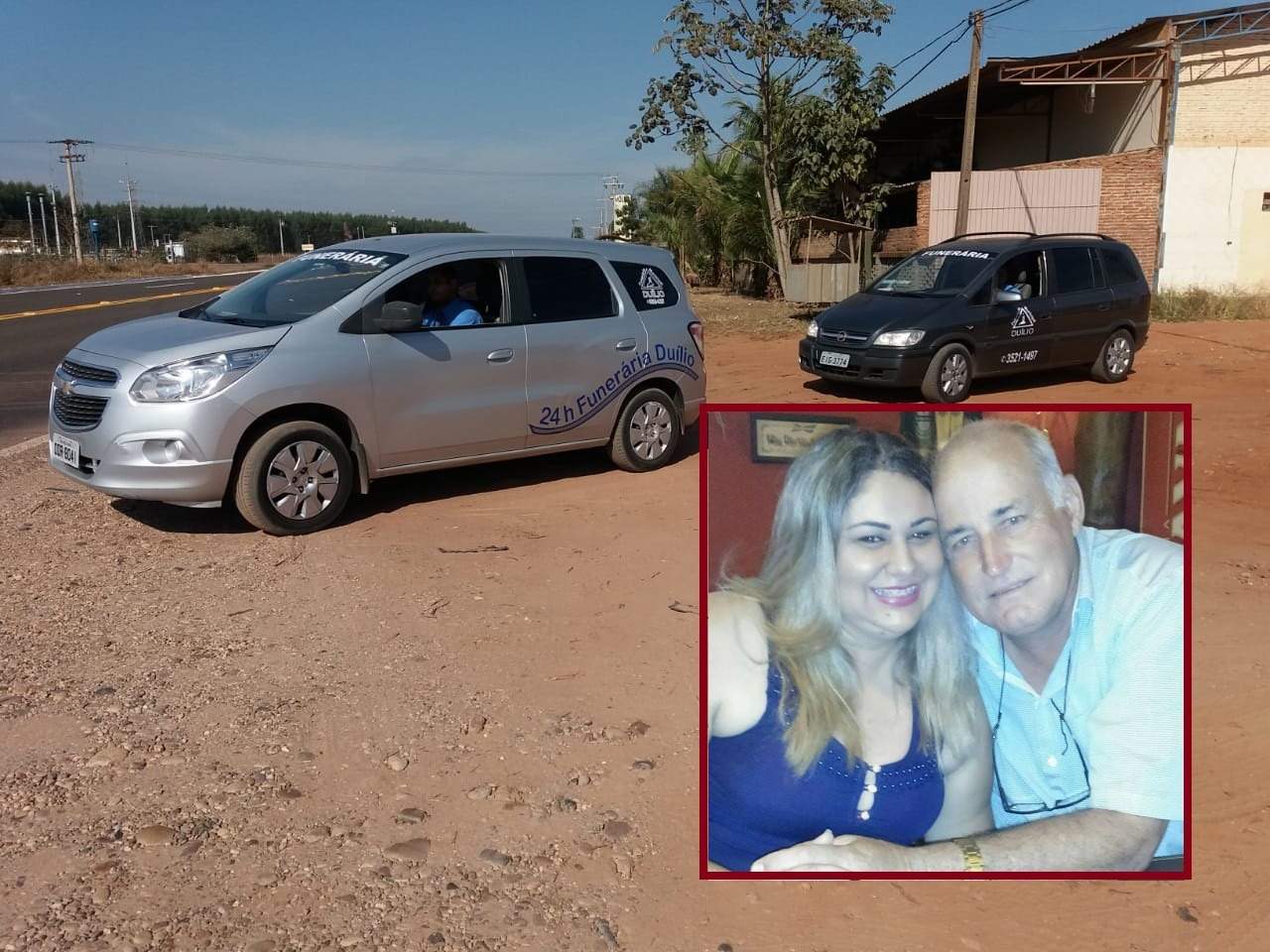Corpos do casal sendo retirados da chácara pelo serviço funerário. (Foto: Lucas Gustavo/Perfil News). 