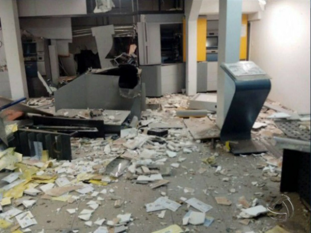 Suspeitos explodem caixas eletrônicos com dinamite em Bela Vista MS (Foto: Reprodução/TV Morena)