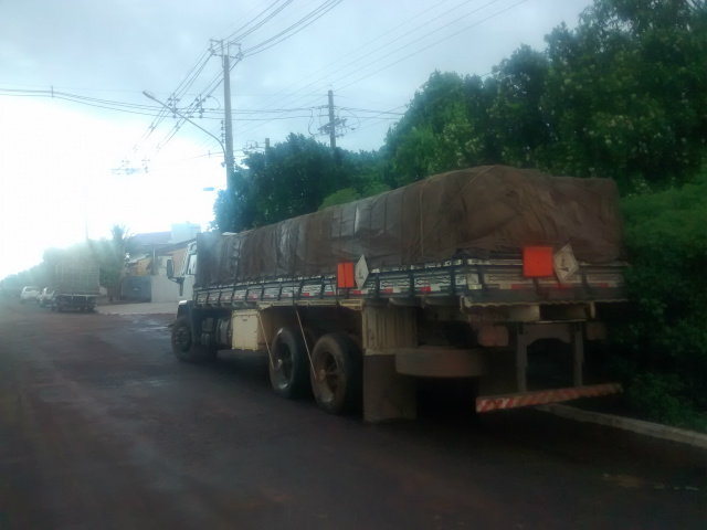 PMA apreende caminhão com 4.800 baterias de veículos transportadas ilegalmente Os responsáveis pela empresa responderão por crime ambiental de funcionar atividade potencialmente poluidora sem a licença ambiental, que prevê pena de prisão de três a seis meses. (Foto: Assessoria de Comunicação)