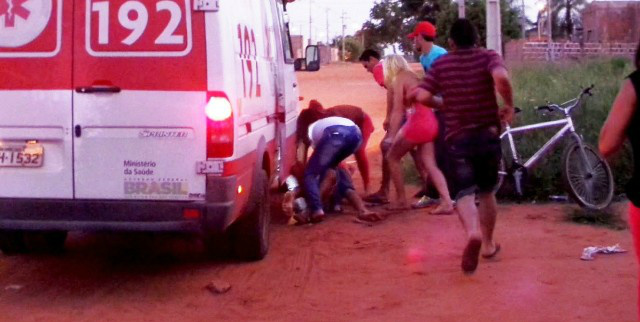 Pancadaria e golpes de caco de vidro durante briga, após bebedeira na Vila Verde Uma briga de grupos deixou dois feridos na madrugada deste sábado (Foto: Celso Daniel)