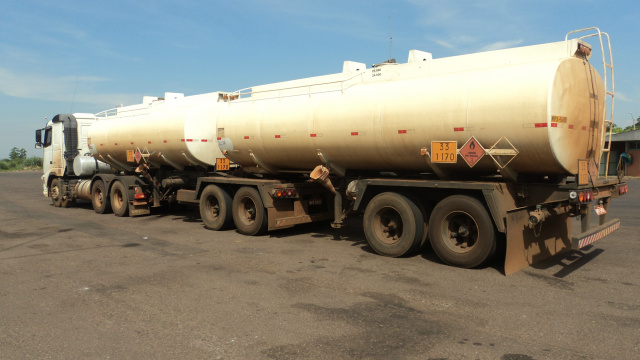 As carretas transportavam 88.900 litros de etanol sem a licença ambiental que permitiria o transporte (Foto: Assessoria)
