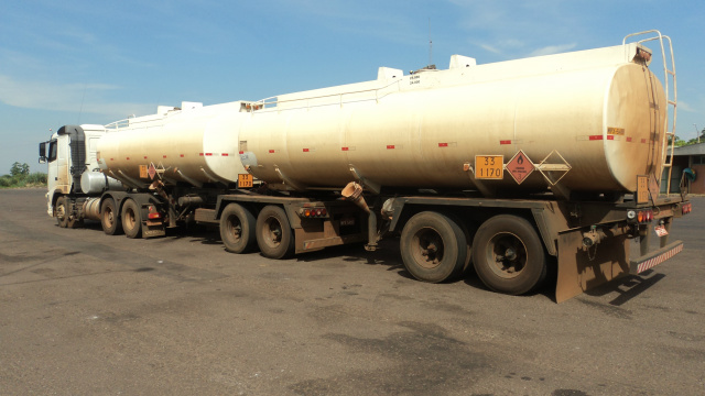 PMA apreende duas carretas bitrem com 88,9 mil litros de etanol no Bolsão As carretas transportavam 88.900 litros de etanol sem a licença ambiental que permitiria o transporte (Foto: Assessoria)