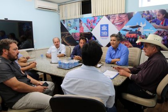 Prefeito Angelo Guerreiro assina ordem de serviço para melhoria em trechos de 13 ruas