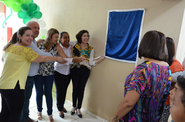 A prefeita descerra a cobertura da placa indicativa da obra,inaugurando a reforma e ampliação do estabelecimento de ensino (Foto: Divulgação)