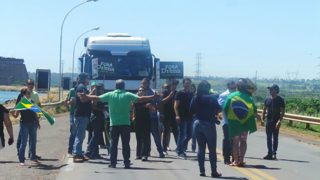 Com faixas, cartazes e bandeiras os manifestantes interromperam o fluxo de veículos na BR-262, próximo à barragem do Jupiá. (Foto: Ricardo Ojeda)