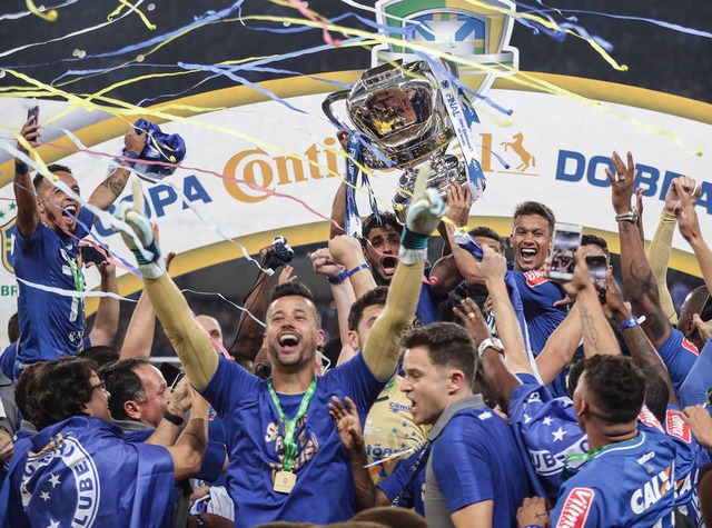 Jogadores do Cruzeiro comemoram o título da Copa do Brasil 2017. Foto: Antonio Lacerda/EFE