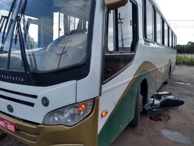 Mulher é arrastada depois de acidente entre ônibus e moto na Avenida Mabel Moto ficou presa debaixo do ônibus. Foto: Corpo de Bombeiros.