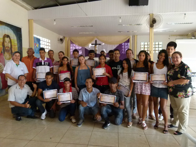 Alunos após receberem o diploma do projeto de Inclusão Digital. Foto: Assessoria