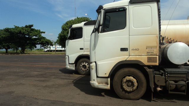 As duas carretas bitrem transportando combustível (produto perigoso) ilegalmente (Foto: Assessoria)