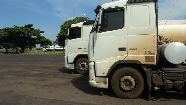 PMA apreende duas carretas bitrem com 88,9 mil litros de etanol no Bolsão As duas carretas bitrem transportando combustível (produto perigoso) ilegalmente (Foto: Assessoria)