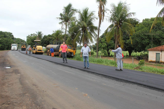 Prefeito e secretário de Obras visitam recuperação do trecho entre Aparecida do Taboado e rotatória Robinho agradeceu ao Estado por atender a reivindicação do município, que há muito tempo sofria com a péssima condição do trecho. (Foto: Assessoria de Comunicação)