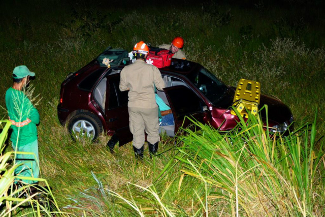 O veículo capotou às margens da rodovia MS-395 quando o condutor, um homem de 46 anos, dormiu ao volante (Foto: Sérgio Melucci / Rádio Portal News)