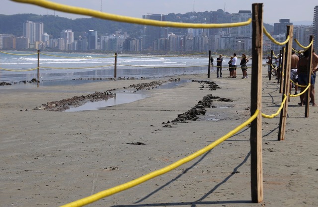 Navio que surgiu em praia de SP pode guardar 'tesouro' desconhecido Destroços de navio encontrado são cercados em praia de Santos, SP (Foto: José Claudio Pimentel/G1)