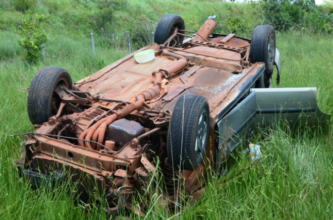 Carro capota e deixa condutor ferido na rodovia MS-141 O capotamento ocorreu próximo a ponte do Rio Piravevê. Foto: Ivi Notícias