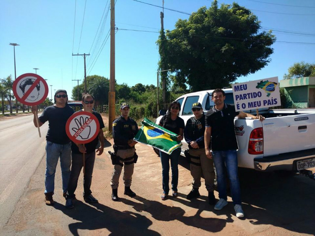 No ponto de encontro no Posto São Luiz, a PRF acompanhou a mobilização dos empresários três-lagoenses. (Foto: Ricardo Ojeda)