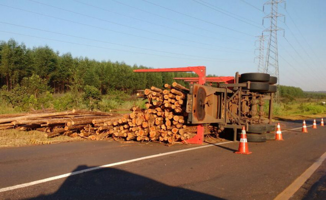 A composição do treminhão ainda estava tombada na rodovia BR-262 na manhã dessa quarta-feira (Foto: Alexandre Moretti)