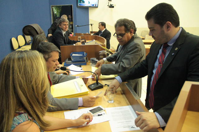 Câmara aprova direito de travestis e transexuais usarem nome social O projeto de lei foi aprovado em sessão plenária na noite desta segunda-feira (12) (Foto: Assessoria)