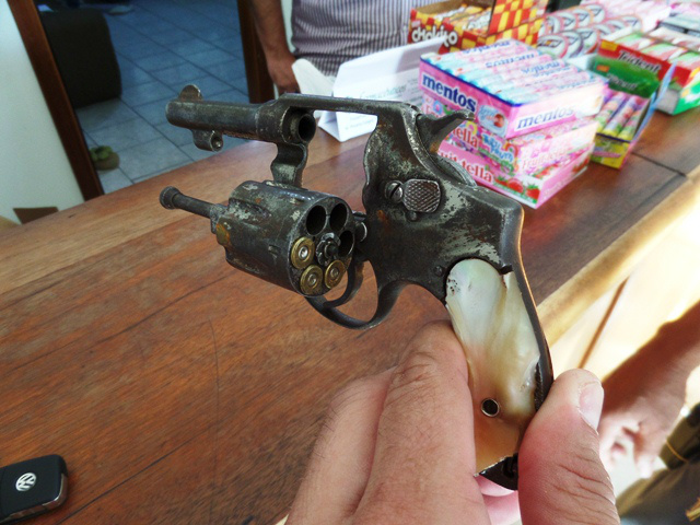 A arma que o bandido usou para roubar, mas foi tomada pela vítima durante o assalto (Foto: Marco Campos)
