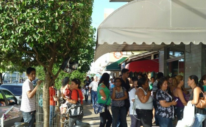 Lotéricas estão lotadas de pessoas fazendo suas apostas para a Mega da Virada
Foto: Arquivo