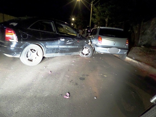 Motorista embriagado causa “efeito dominó” em colisão em frente à casa noturna Motorista embriagado causou acidente envolvendo três carros na Vila Piloto (Foto: Celso Daniel)