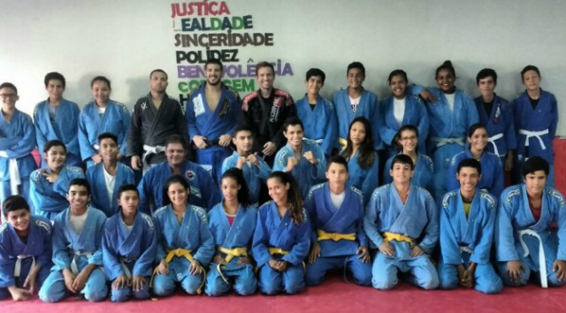 13º BPM promove seminário com reconhecido atleta de jiu-jítsu no projeto “ReAção” O seminário teve a participação dos adolescentes integrantes do projeto e sob a supervisão de Walter Lacerda de Lima, 3º sargento da Polícia Militar e instrutor dos jovens (Foto: Notícias MS)