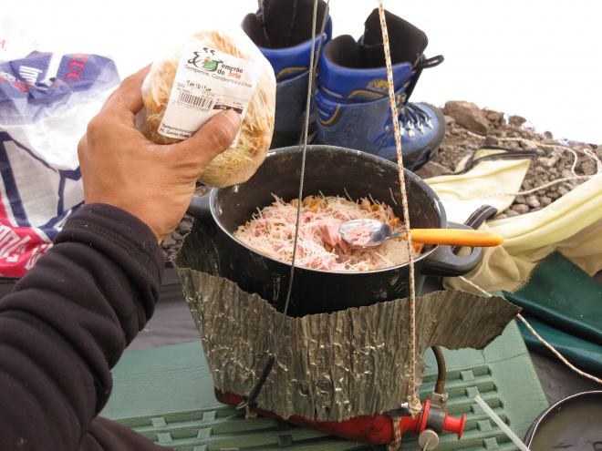 Pausa para a refeição requentada por um fogareiro especial para a ocasião (Foto: Divulgação)
