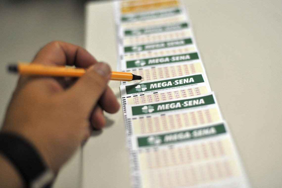 Mega-Sena acumula e deve pagar R$ 125 milhões no próximo sorteio Foto: Marcello Casal jr/Agência Brasil