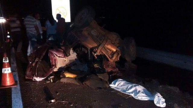 Uma criança e três adultos morrem em acidente na barragem do Rio Paraná, em Bataguassu Veículo Uno ficou destruído e o corpo de um dos ocupantes ficou preso nas ferragens; enquanto dois outros foram retirados por populares. O corpo da quarta vítima foi arremessado nas margens da barragem do Rio Paraná (Foto; Perfil News)