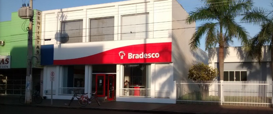 Idosa de 73 anos é sequestrada no Centro de Três Lagoas; ladrões levaram R$ 9 mil Vítima sacou R$ 9 mil no banco Bradesco e deu aos assaltante. (Foto: Arquivo/Perfil News).