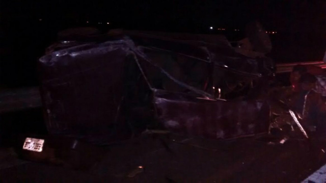 Uma criança e três adultos morrem em acidente na barragem do Rio Paraná, em Bataguassu Uno após capotar várias vezes bateu com violência no guard rail, ficando completamente destruído (Foto: Perfil News)