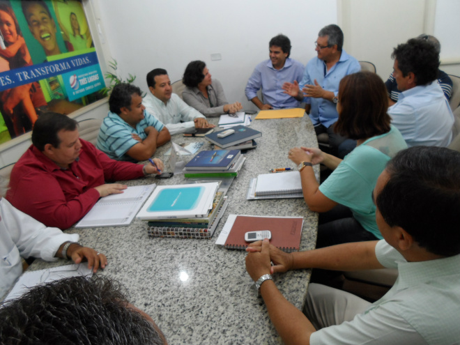 Reunião envolveu a prefeita Marcia Moura, secretariado e promotores do evento, Ojeda explica sobre o Motocross em Três Lagoas (Foto: Nelson Roberto)