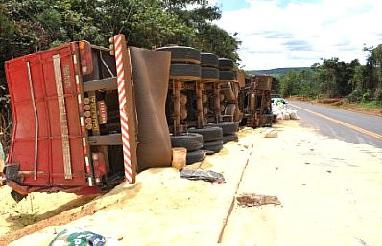 Costa Rica: Carreta tomba e motorista morre preso no caminhão Segundo gerente da empresa responsável pelo milho transportado, a carga foi saqueada